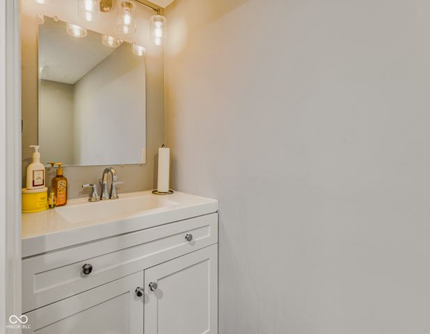 2090 Thriving Drive, Columbus, IN 47201