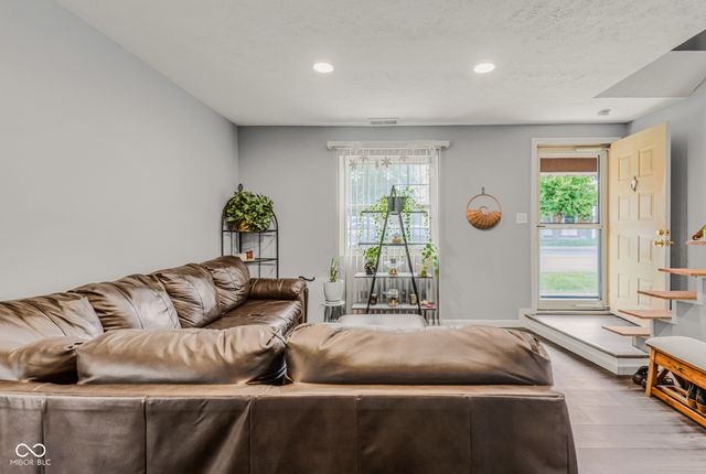 2090 Thriving Drive, Columbus, IN 47201