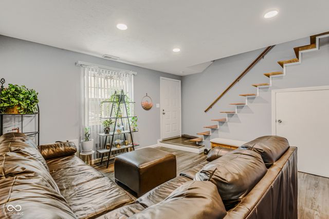 2090 Thriving Drive, Columbus, IN 47201