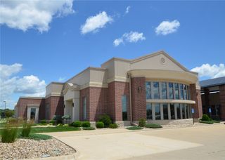 1065 & 1067 N Center Point Road, Hiawatha, IA 52233