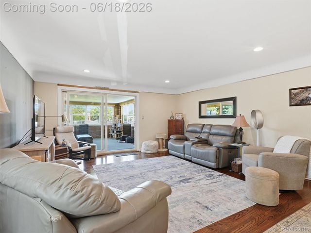 13211 Bloomfield Avenue, Warren, MI 48089