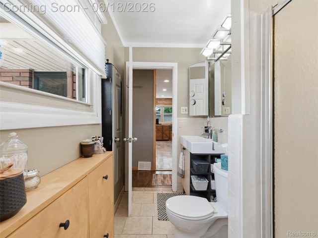 13211 Bloomfield Avenue, Warren, MI 48089