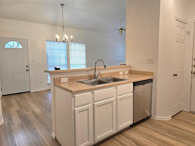 8701 Weiser DR B, Austin, TX 78729