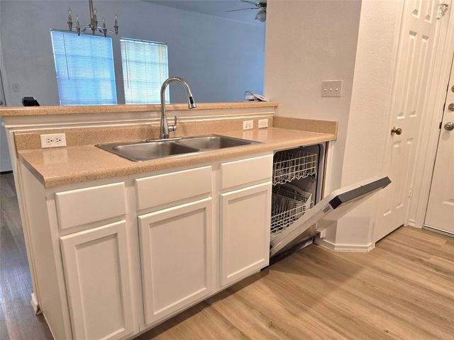 8701 Weiser DR B, Austin, TX 78729