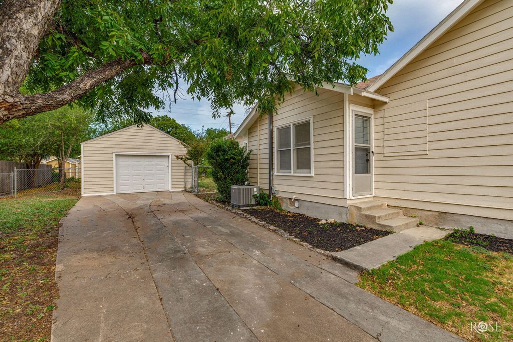 Image 5 of property listing at 311 S Jackson Street, San Angelo, TX 76901