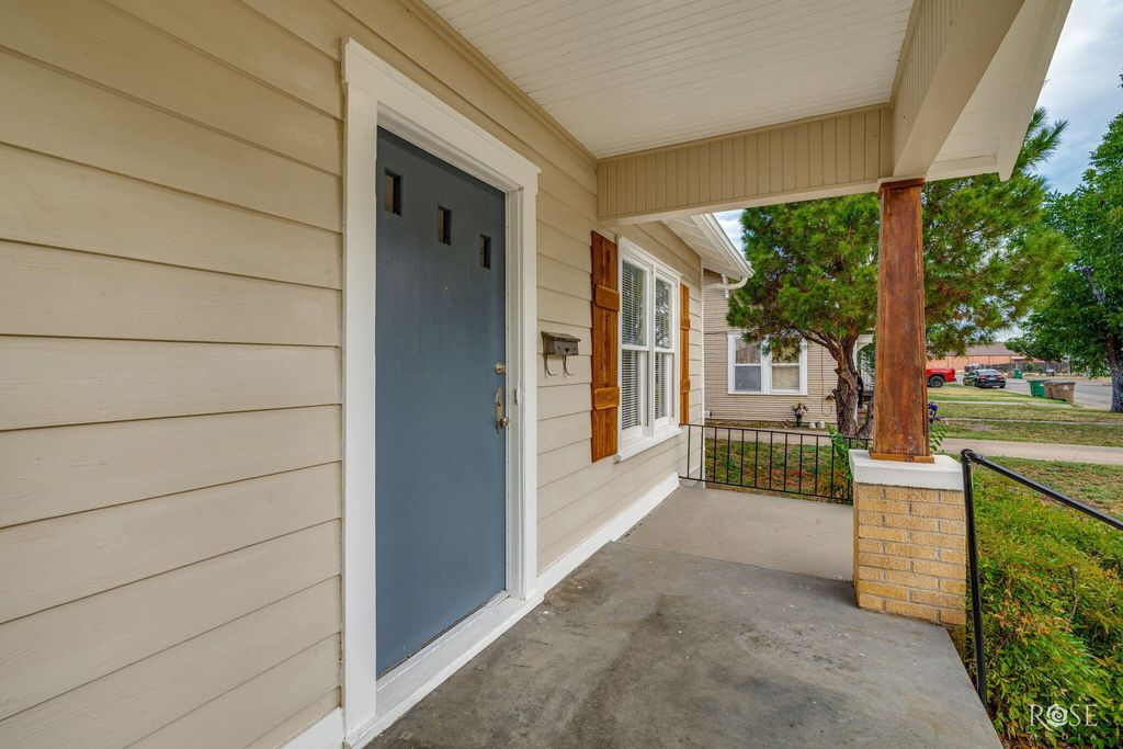 Image 6 of property listing at 311 S Jackson Street, San Angelo, TX 76901