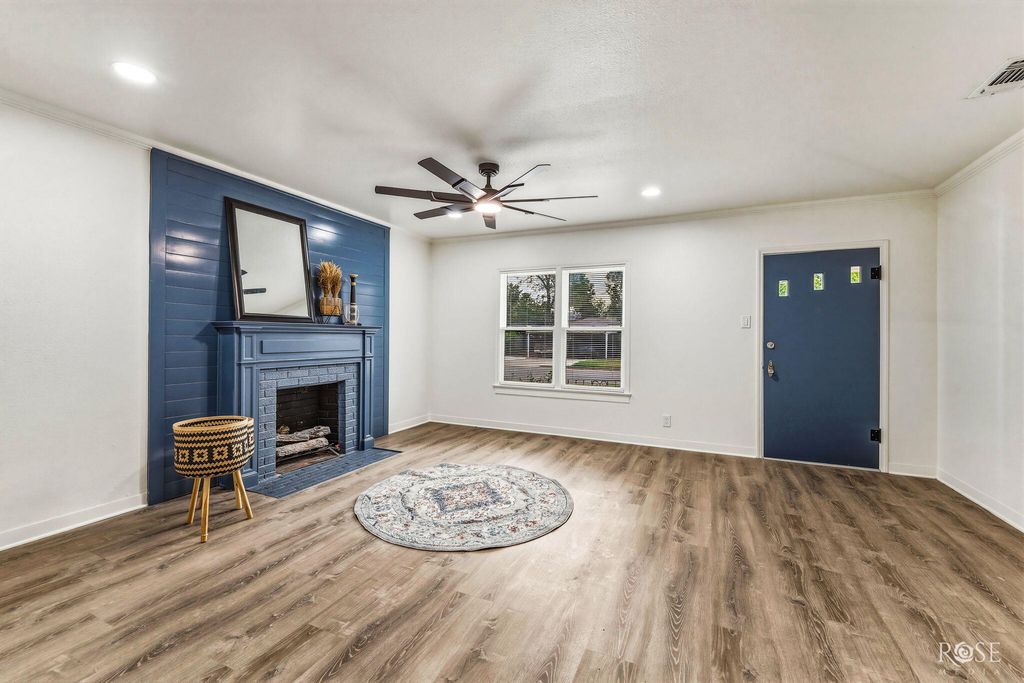 Image 7 of property listing at 311 S Jackson Street, San Angelo, TX 76901