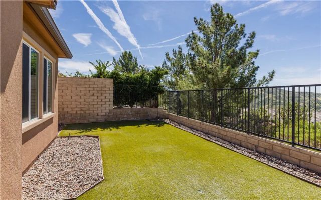 19122 Graham, Saugus, CA 91350