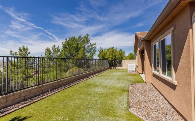 19122 Graham, Saugus, CA 91350