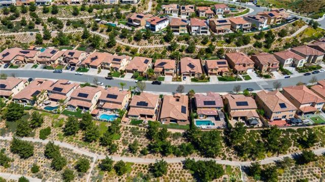 19122 Graham, Saugus, CA 91350