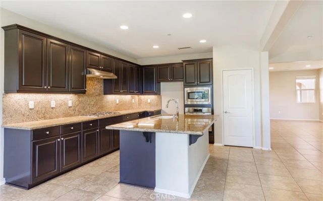 19122 Graham, Saugus, CA 91350