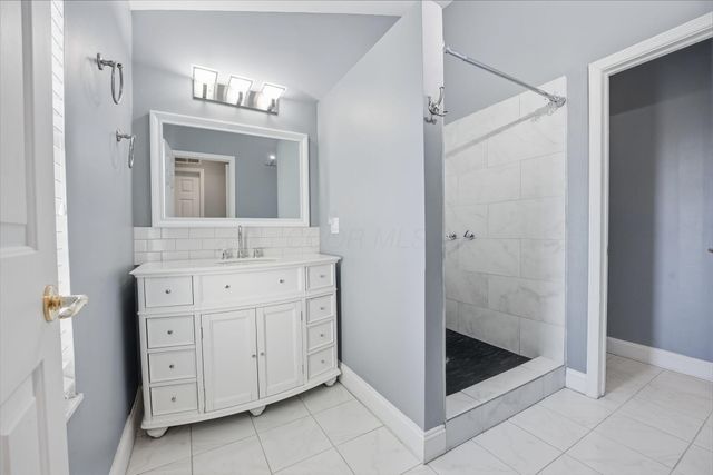 2575 Rustling Oak Boulevard, Hilliard, OH 43026