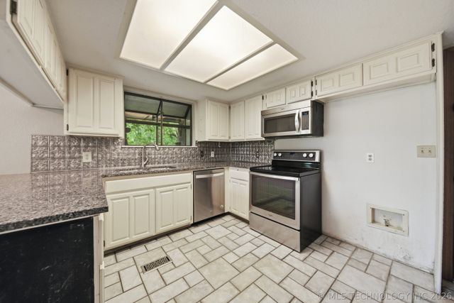 182 Spunky Creek Drive, Catoosa, OK 74015