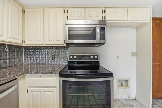 182 Spunky Creek Drive, Catoosa, OK 74015
