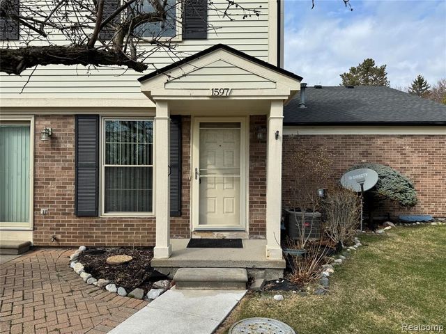 1597 Dover Hill, Walled Lake, MI 48390