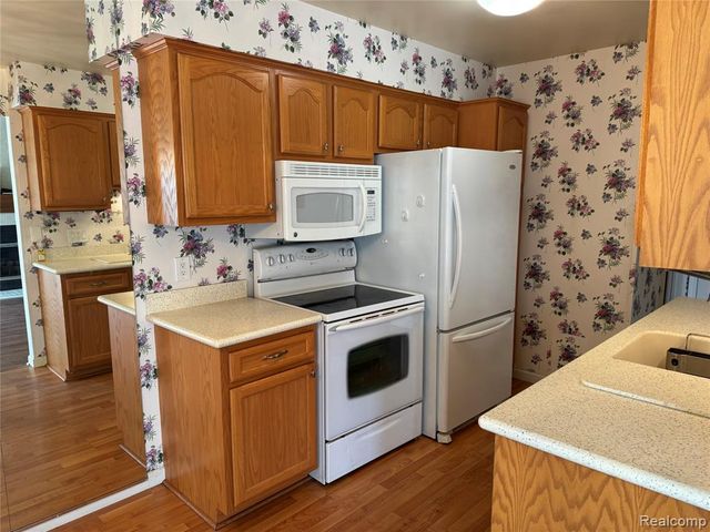 1597 Dover Hill, Walled Lake, MI 48390