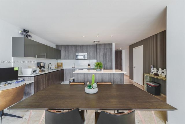 88 SW 7th St 2204, Miami, FL 33130