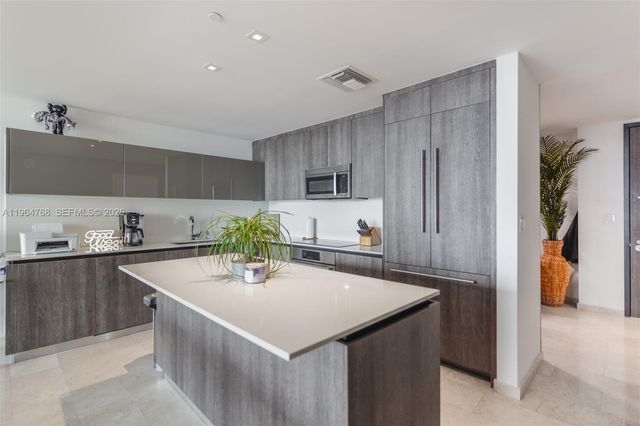 88 SW 7th St 2204, Miami, FL 33130