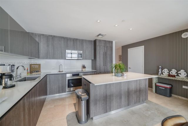 88 SW 7th St 2204, Miami, FL 33130