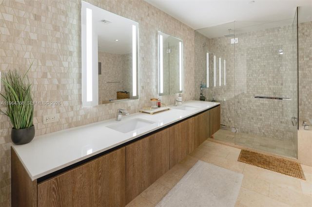 88 SW 7th St 2204, Miami, FL 33130