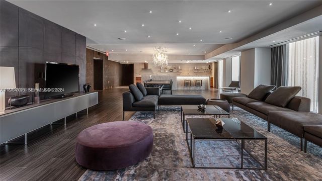 88 SW 7th St 2204, Miami, FL 33130