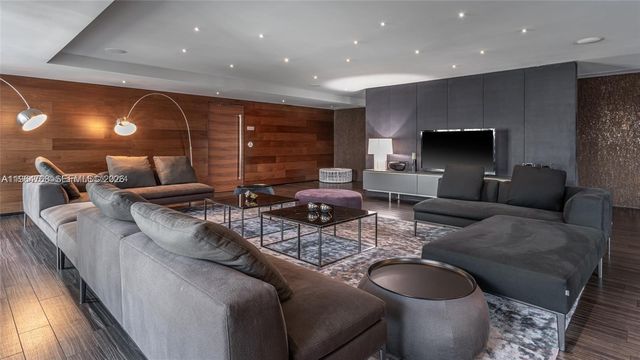 88 SW 7th St 2204, Miami, FL 33130