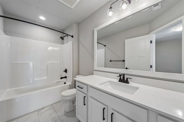 6000 Gladbury Court, Pleasant Hill, IA 50327
