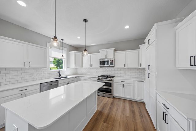 6000 Gladbury Court, Pleasant Hill, IA 50327