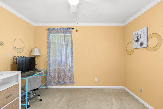 111 Town And Country Lane, Huntsville, TX 77320