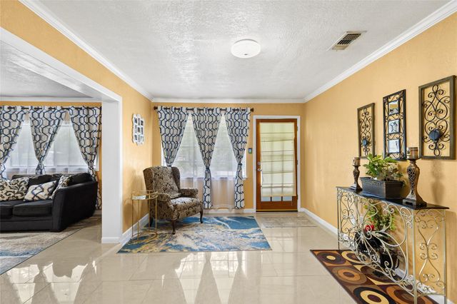111 Town And Country Lane, Huntsville, TX 77320