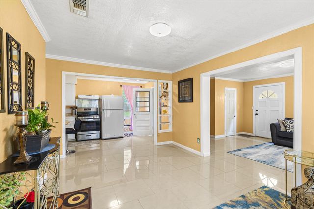 111 Town And Country Lane, Huntsville, TX 77320