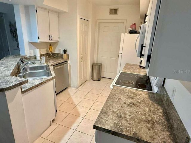 737 CREST PINES DRIVE 613, Orlando, FL 32828