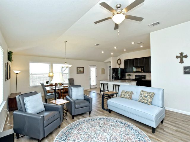 130 Sunshine LN, Kyle, TX 78640