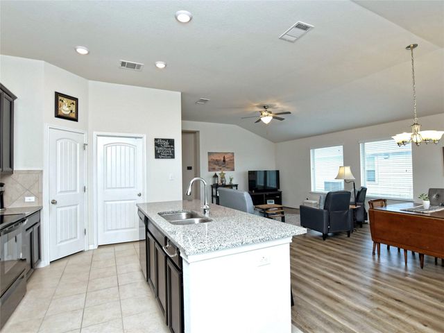 130 Sunshine LN, Kyle, TX 78640