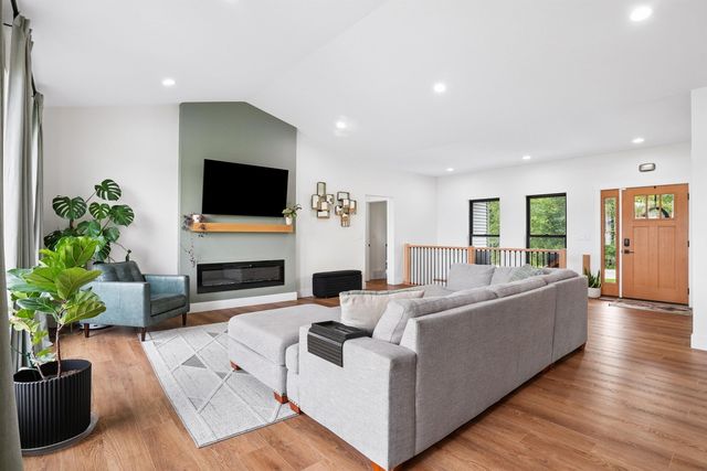1817 Ashworth Drive, Cedar Falls, IA 50613
