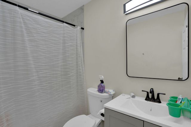 1446 W High Street, Davenport, IA 52804