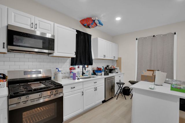 1446 W High Street, Davenport, IA 52804