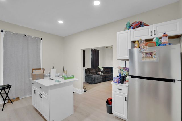 1446 W High Street, Davenport, IA 52804