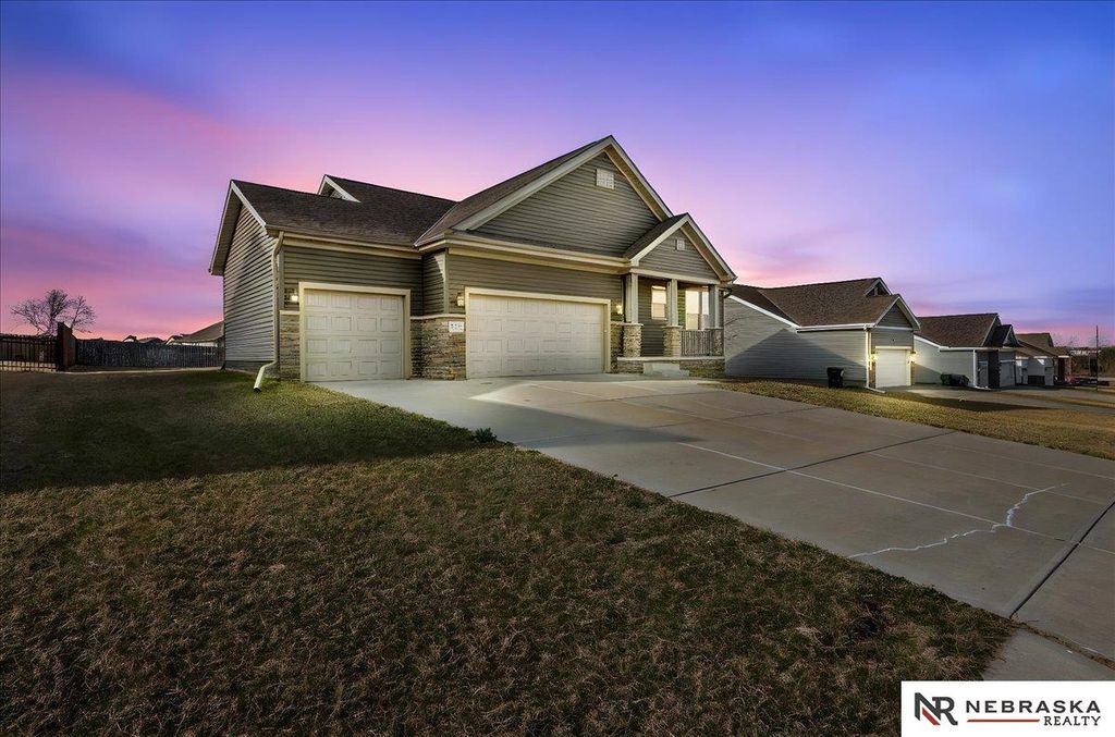 2205 Hedgeapple Road, Plattsmouth, NE 68048