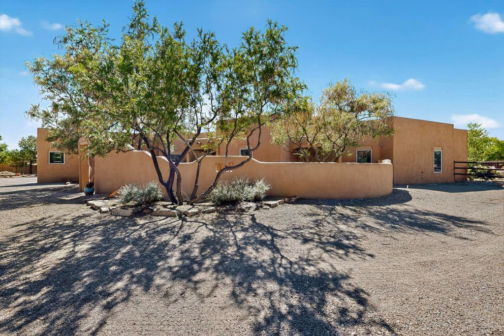 8011 4TH Street NW, Los Ranchos, NM 87114