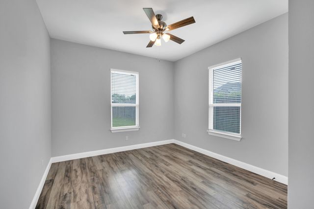 702 Chester Court, Ennis, TX 75119