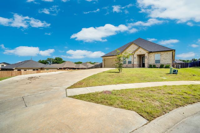 702 Chester Court, Ennis, TX 75119