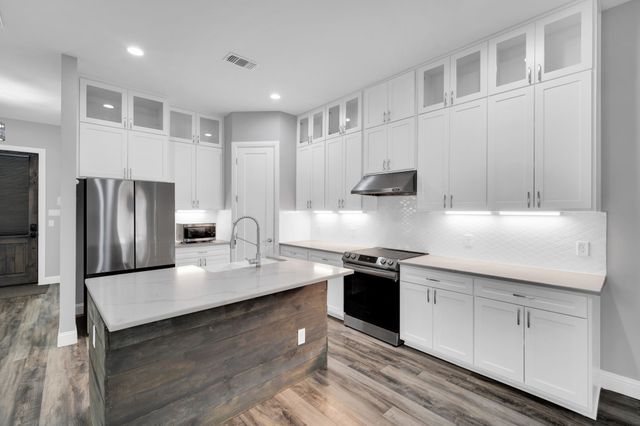 702 Chester Court, Ennis, TX 75119