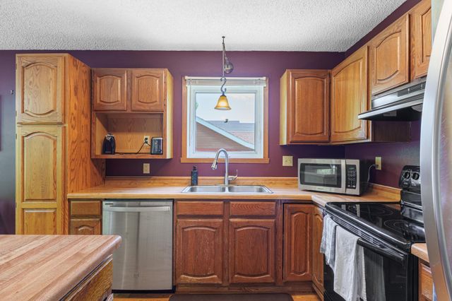 1919 27th Avenue S, Fargo, ND 58103