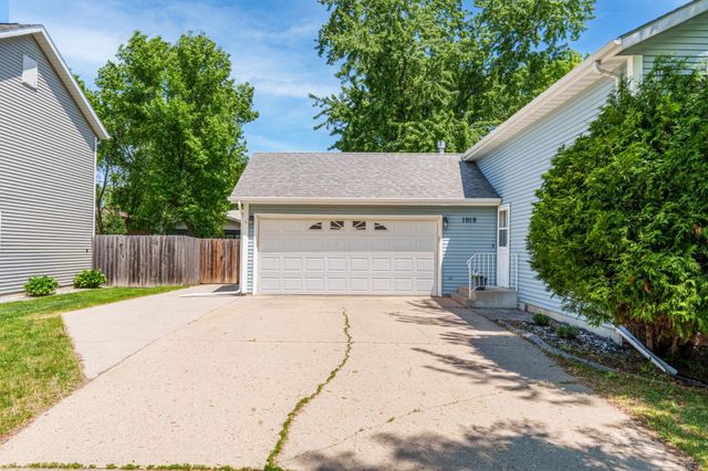 1919 27th Avenue S, Fargo, ND 58103