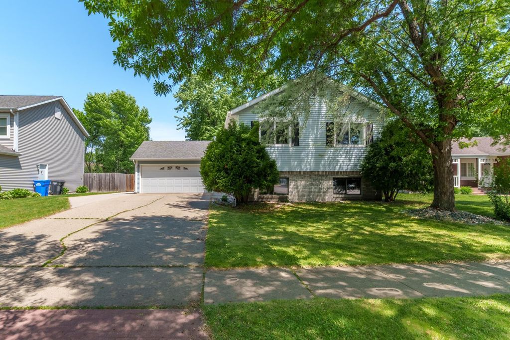 1919 27th Avenue S, Fargo, ND 58103