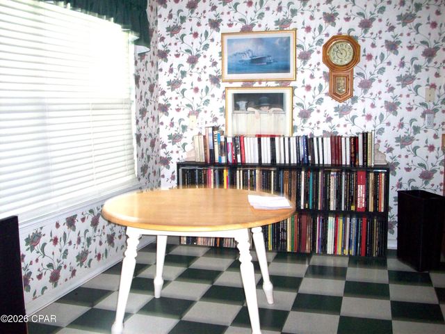 2549 Woods View Drive, Marianna, FL 32446