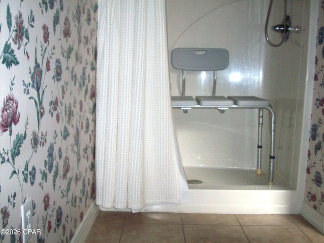 2549 Woods View Drive, Marianna, FL 32446