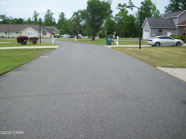 2549 Woods View Drive, Marianna, FL 32446