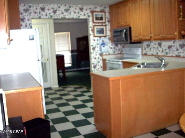 2549 Woods View Drive, Marianna, FL 32446